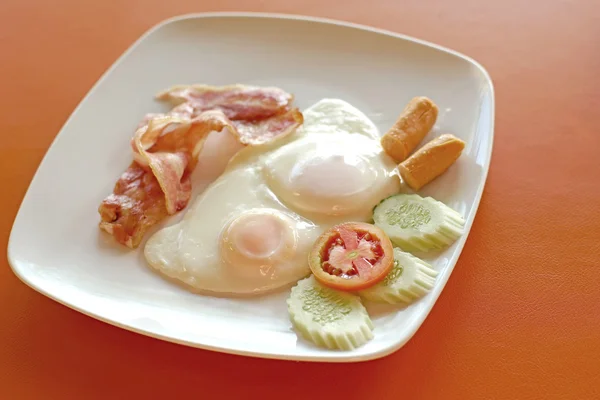 Frukost måltid med korv bacon ägg — Stockfoto