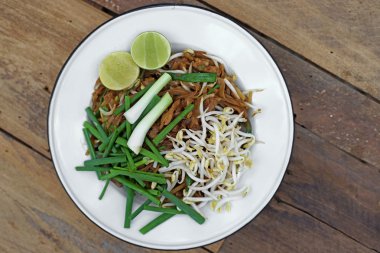 Kızarmış noodle veya padmee korat karıştırın