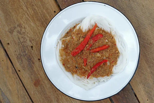 Vermicelli tailandesi o tagliatelle in salsa di curry di pesce — Foto Stock