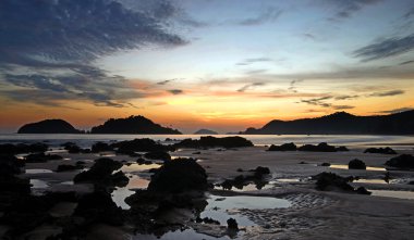 Denizin üzerinde güzel bir gün batımı