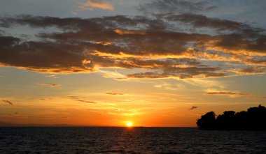 Denizin üzerinde güzel bir gün doğumu