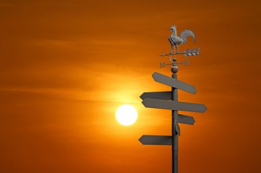 yön işareti metin güzel gökyüzü arka için boş alanlar ile