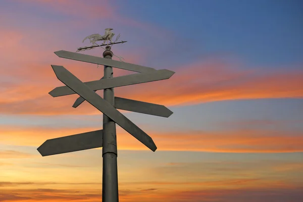 Richting bord met lege ruimten voor de tekst op de mooie hemel backg — Stockfoto