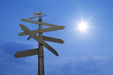 yön işareti ile güzel gökyüzü backg yönelik boş alanlarda