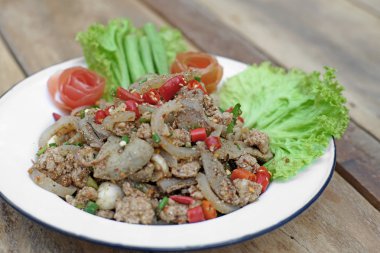 yapışkan pirinç ve sebze ızgara domuz baharatlı salata dilimlenmiş