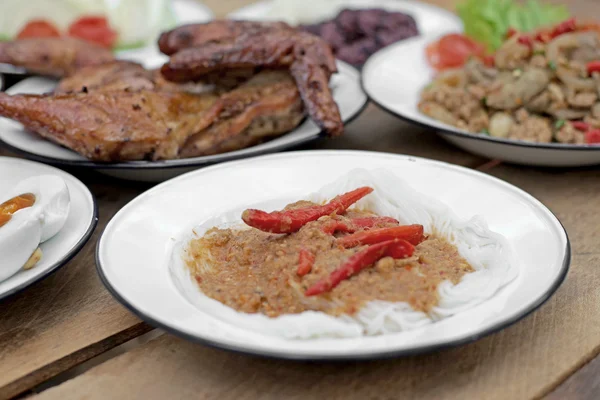 Thai vermicelli atau mie dalam saus kari ikan — Stok Foto