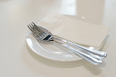 beyaz tabakta çatal ve kaşık