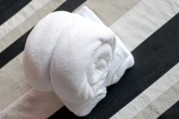 Białe ręczniki walcowane i ułożone — Zdjęcie stockowe