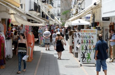 Ibiza Sokaklarda alışveriş.