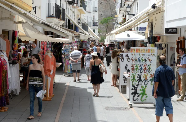 Einkaufen in den Straßen von Ibiza. — Stockfoto