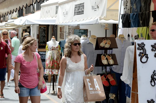 Winkelen in ibiza straten. — Stockfoto