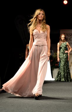 Geçit töreni kadın moda