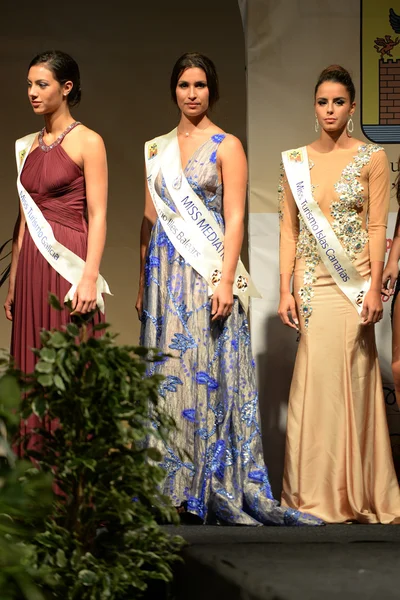 Desfile de moda femenina — Foto de Stock