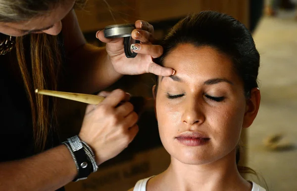 Zákulisí, kadeřnice a make-up — Stock fotografie