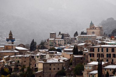 Karlı Valldemossa