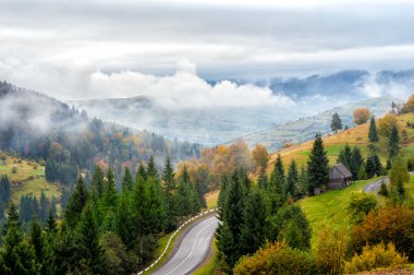 Karpatlar sonbahar yolda