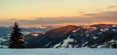 Dağ tepe üzerinde otel