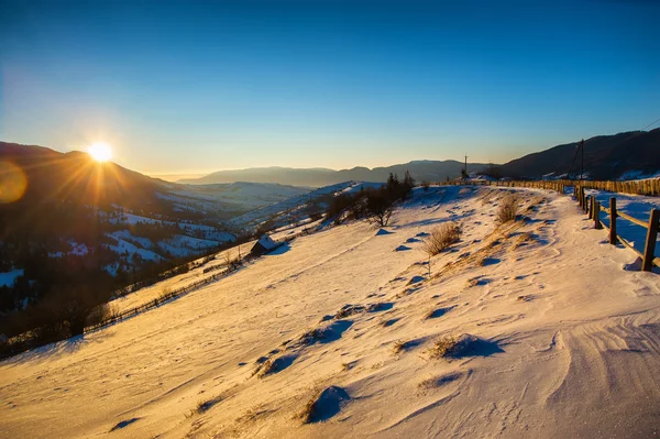 Morgon av vintern i bergen — Stockfoto