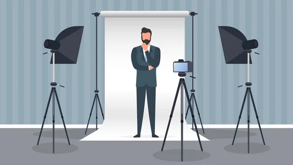 フォトスタジオベクトル ビジネススーツの男がカメラをポーズ 三脚の上の白いキャンバスの背景 ソフトボックス上のカメラ プロの写真スタジオ — ストックベクタ