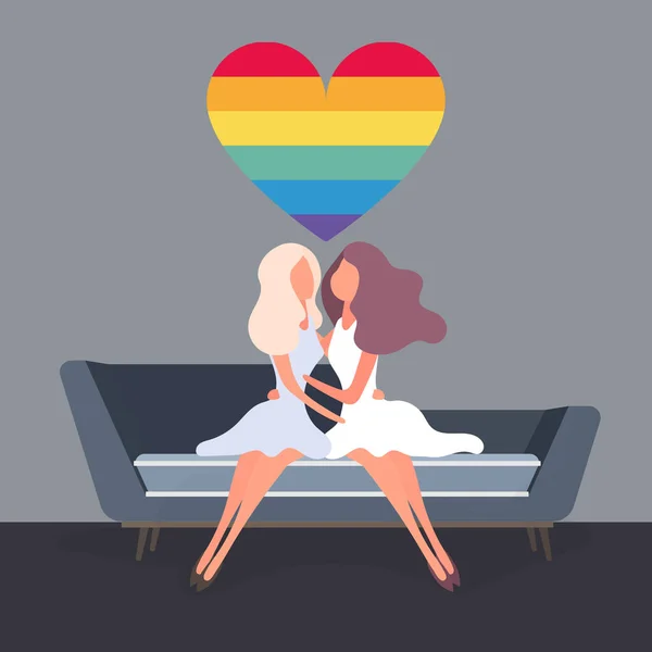 Kızlar kanepede kucaklaşır. LGBT kavramı.