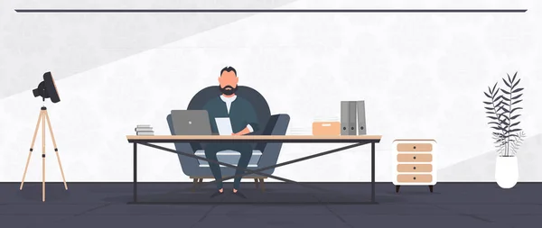 Επιχειρηματίας Που Κάθεται Στο Γραφείο Φορητό Υπολογιστή Στο Γραφείο — Διανυσματικό Αρχείο