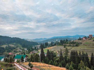 Jungfrau Dağı ve arka planında manzaralı Alp Wengen köyü ve Lauterbrunnen Vadisi sonbahar manzarası. Konum: Wengen Köyü, Berner Oberland, İsviçre, Avrupa.