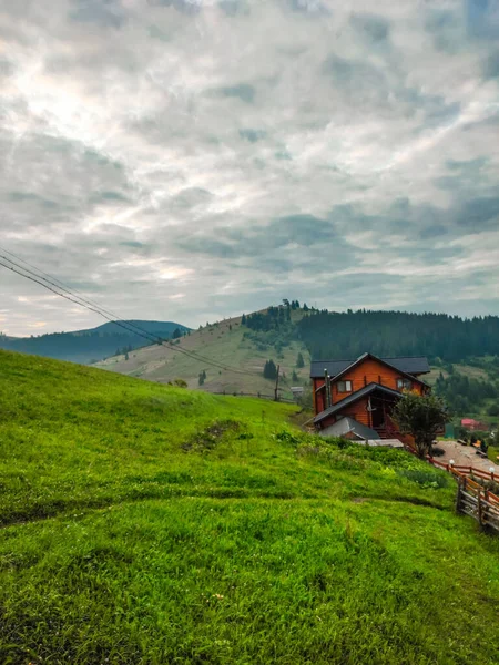 Holzhaus Gebirgswald — Stockfoto