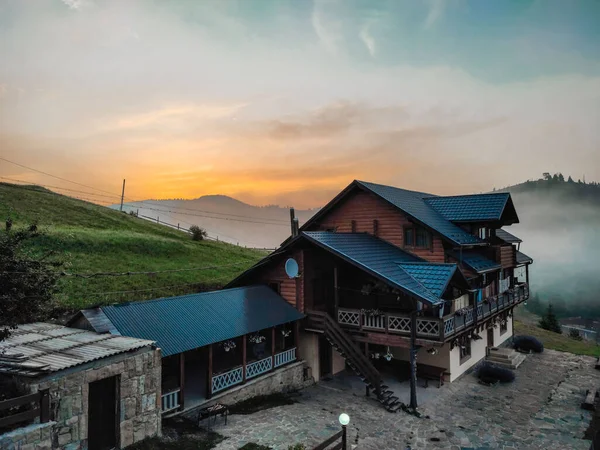 Hamamı Olan Eski Ahşap Bir Bahçe Evi Gri Metalden Yapılmış — Stok fotoğraf