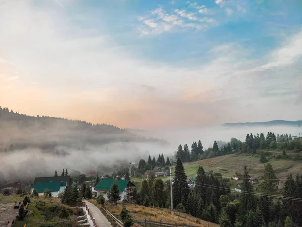 Weißer Nebel Über Den Verträumten Bergen Mit Den Ländlichen Holzhäusern — Stockfoto