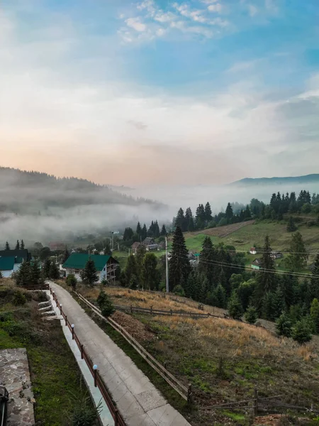 Weißer Nebel Über Den Verträumten Bergen Mit Den Ländlichen Holzhäusern — Stockfoto