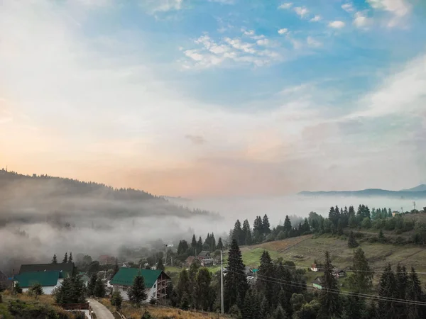 Niebla Blanca Sobre Las Montañas Ensueño Con Las Casas Rurales — Foto de Stock