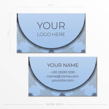 Lüks siyah desenli mavi renkli bir kartvizit şablonu. Yazdırmaya hazır kart tasarımı ve klasik süslemesi.