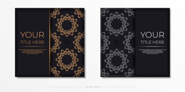 Kare vektör siyah kart şablonu lüks altın desenli. Eski süslemelerle birlikte yazdırmaya hazır davet tasarımı.