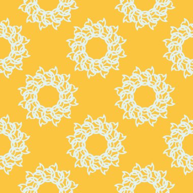 Beyaz antika süslemelerle sarımsı, pürüzsüz bir desen. Eski tarz bir şablona sahip duvar kağıdı. Yerli çiçek elementi. Duvar kağıdı, ambalaj, ambalaj için grafik süsü.