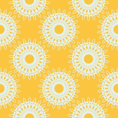 Beyaz antika süslemelerle sarımsı, pürüzsüz bir desen. Eski tarz bir şablona sahip duvar kağıdı. Yerli çiçek elementi. Duvar kağıdı, kumaş, ambalaj için grafik süslemesi.