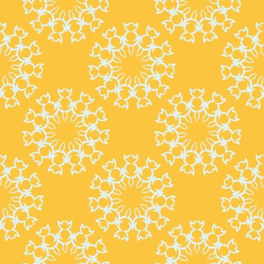 Beyaz antika süslemelerle sarımsı, pürüzsüz bir desen. Eski tarz bir şablona sahip duvar kağıdı. Duvar kağıdı, kumaş, ambalaj, ambalaj için grafiksel süs.