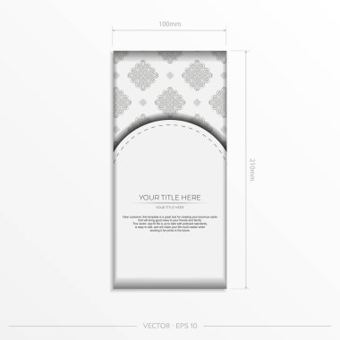 Kartpostal şablonu, beyaz renkler ve Hint süslemeleri. Mandala desenli yazdırmaya hazır davet tasarımı.