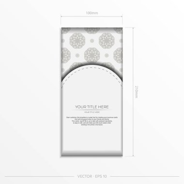 Lüks kartpostalları soyut desenlerle beyaz olarak hazırlamak. Mandala süslemeli davetiye kartının yazdırma şablonu.