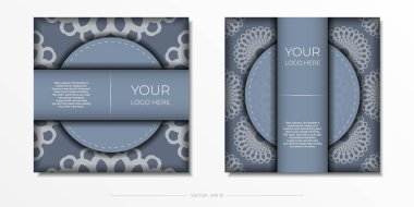 Yazdırma desenli mavi renkli ve Arapça desenli kartpostallar için lüks bir şablon. Eski süslemeleri içeren bir davet kartı hazırlanıyor.