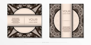 Metnin ve soyut kalıpların için bir davetiye hazırlıyorum. Mandala Desenli Bej Renkli Yazdırılabilir Kartpostal Tasarımı için Lüks Vektör Şablonu.