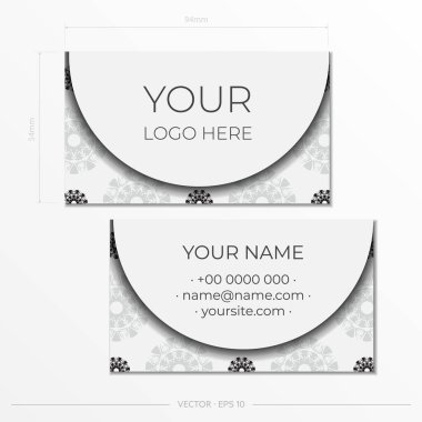 Siyah desenli beyaz kart tasarımı. Metnin ve soyut süslemen için yer içeren bir kartvizit şablonu.
