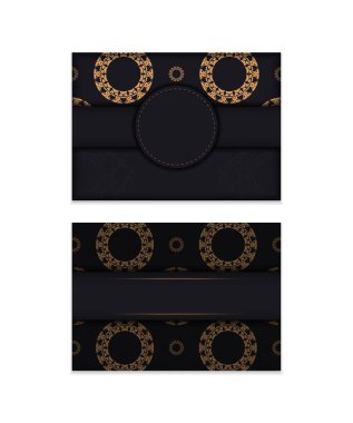 Broşürde siyahlar içinde kahverengi renkli süsler var.