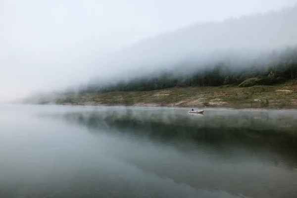 Ομιχλώδης Νωρίς Πρωί Στη Λίμνη Του Βουνού — Φωτογραφία Αρχείου
