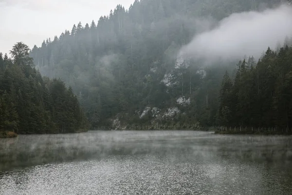 Foggy Early Morning Mountain Lake — Stock Photo, Image