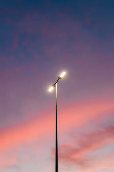 Güzel Bir Günbatımı Gökyüzünde Sokak Lambasının Görüntüsü — Stok fotoğraf