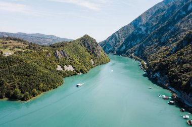 Drina nehri üzerindeki Perucac Gölü 'nün havadan görünüşü