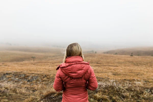 Молода Жінка Досліджує Природу Туманному Зимовому Ранку — стокове фото