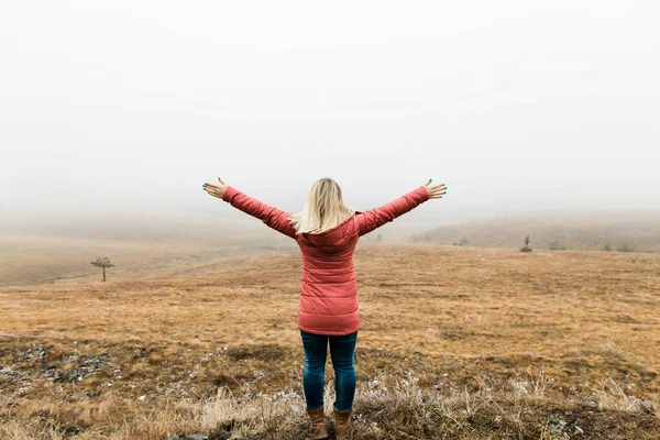 Mujer Joven Explorando Naturaleza Nebulosa Mañana Invierno — Foto de Stock