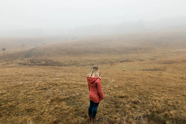 Young Woman Exploring Nature Foggy Winter Morning — Stock Photo, Image