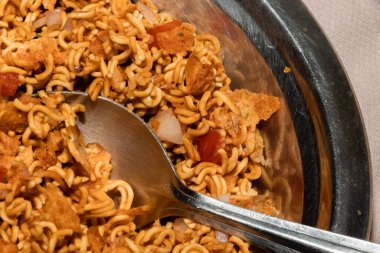 Soğan ve domatesli baharatlı hazır şehriye Güney Asya 'da fast-and abur cubur olarak da bilinir.